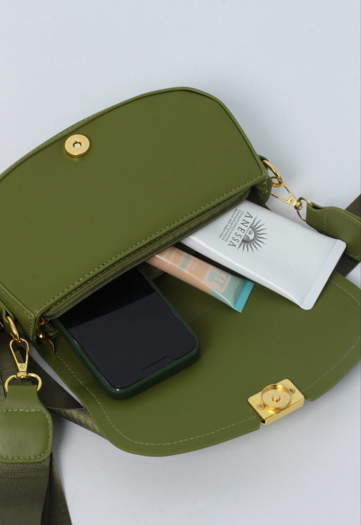 - Elegant Saddle Crossbody Bag - Stylish & Compact Everyday Purse 60022