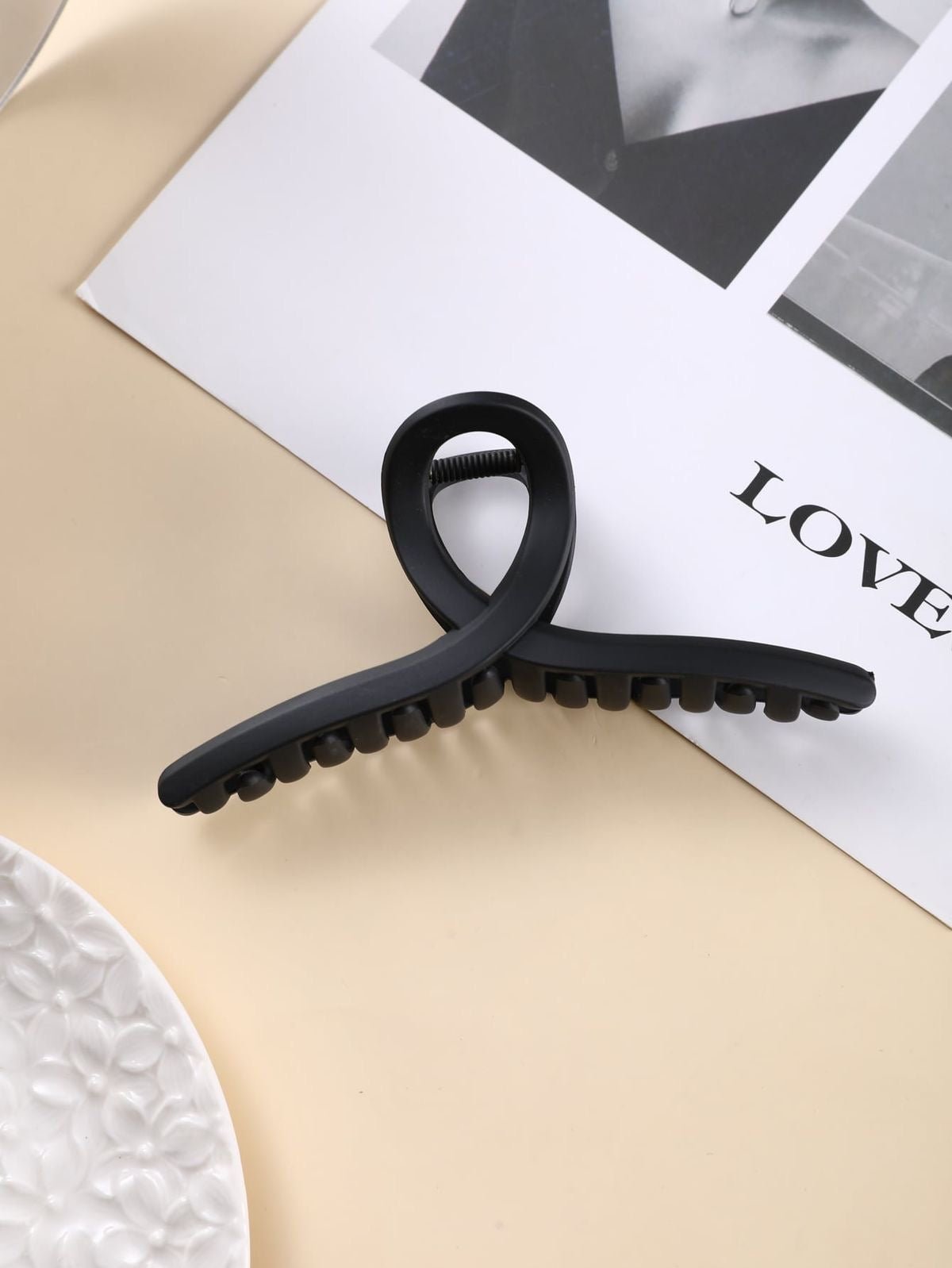 Matte Twist Hair Grip – Elegant and Functional Hair Clip