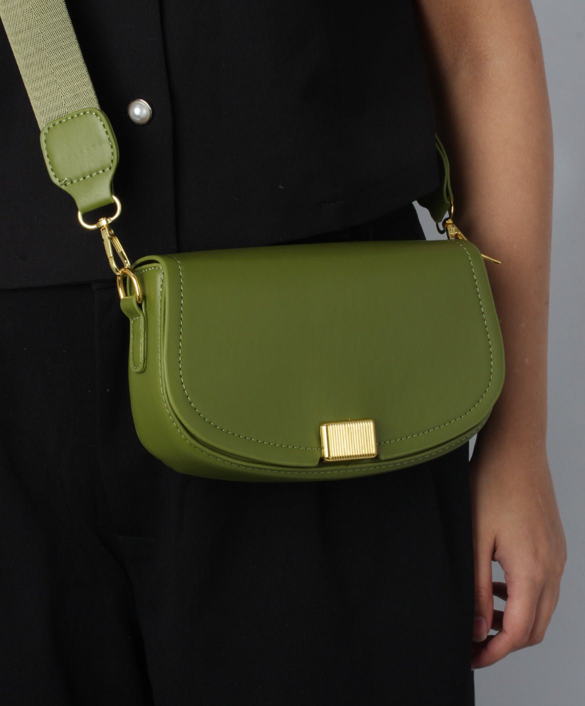 - Elegant Saddle Crossbody Bag - Stylish & Compact Everyday Purse 60022