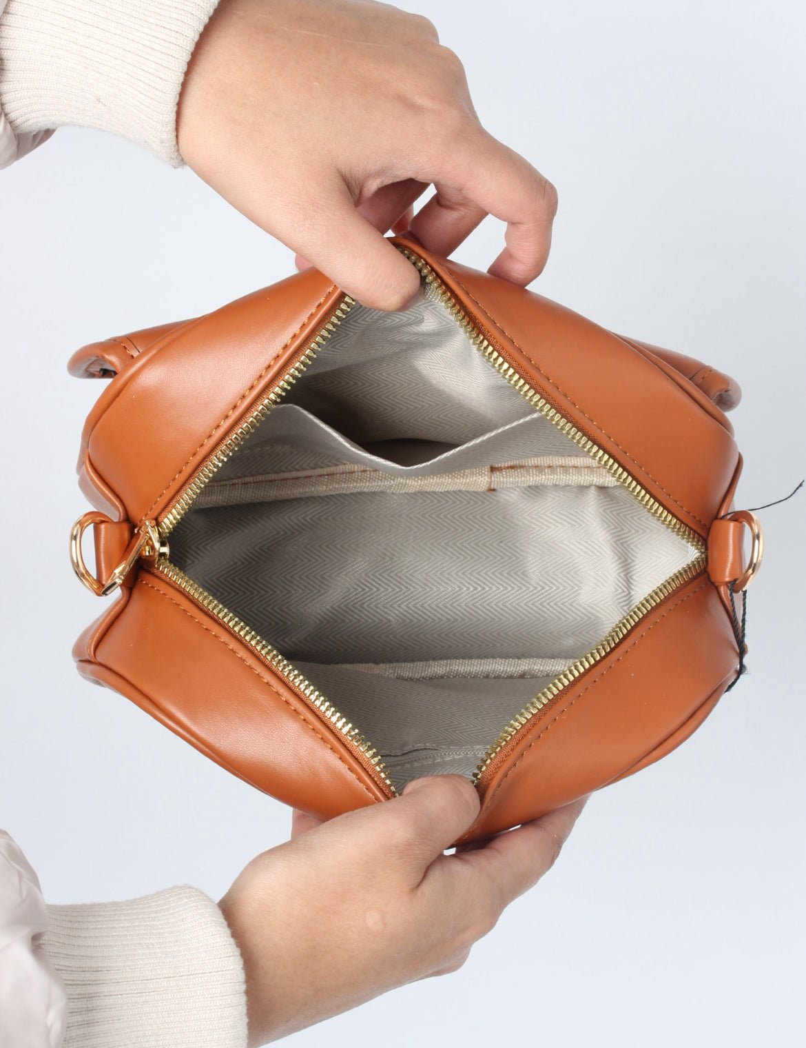 Minimalist PU Leather Crossbody Bag – Everyday Chic & Spacious  H722