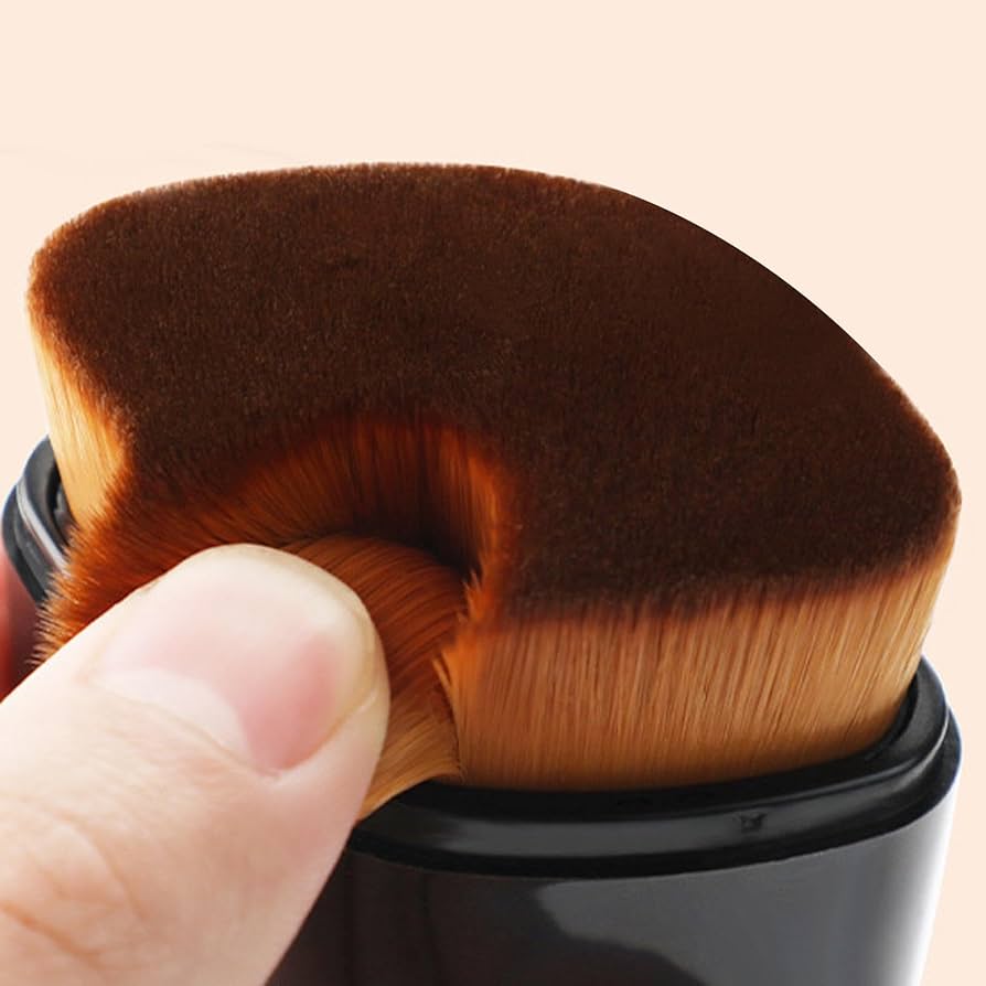 Retractable Travel Makeup Brush – Compact Powder & Blush Applicator