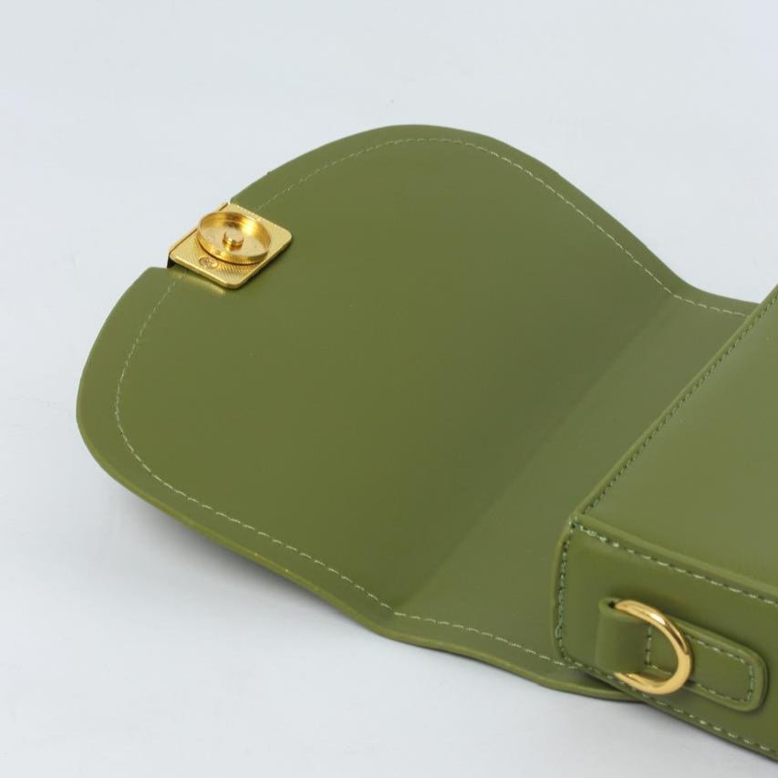 - Elegant Saddle Crossbody Bag - Stylish & Compact Everyday Purse 60022