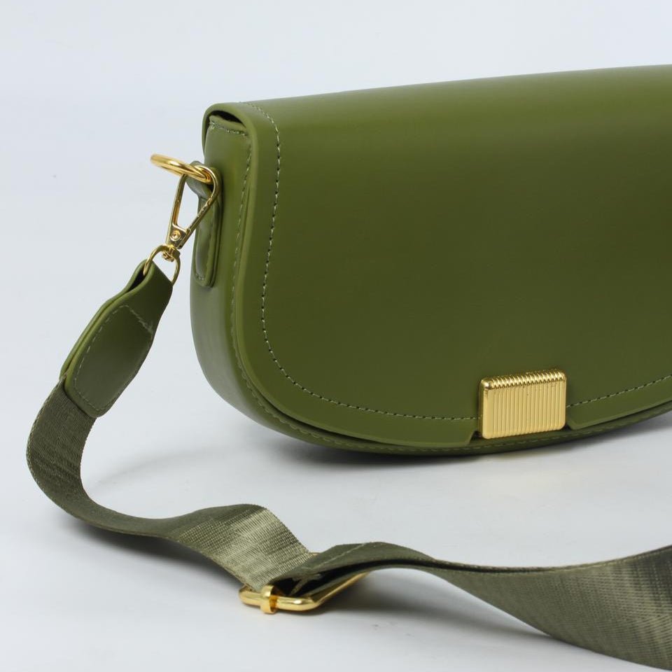 - Elegant Saddle Crossbody Bag - Stylish & Compact Everyday Purse 60022