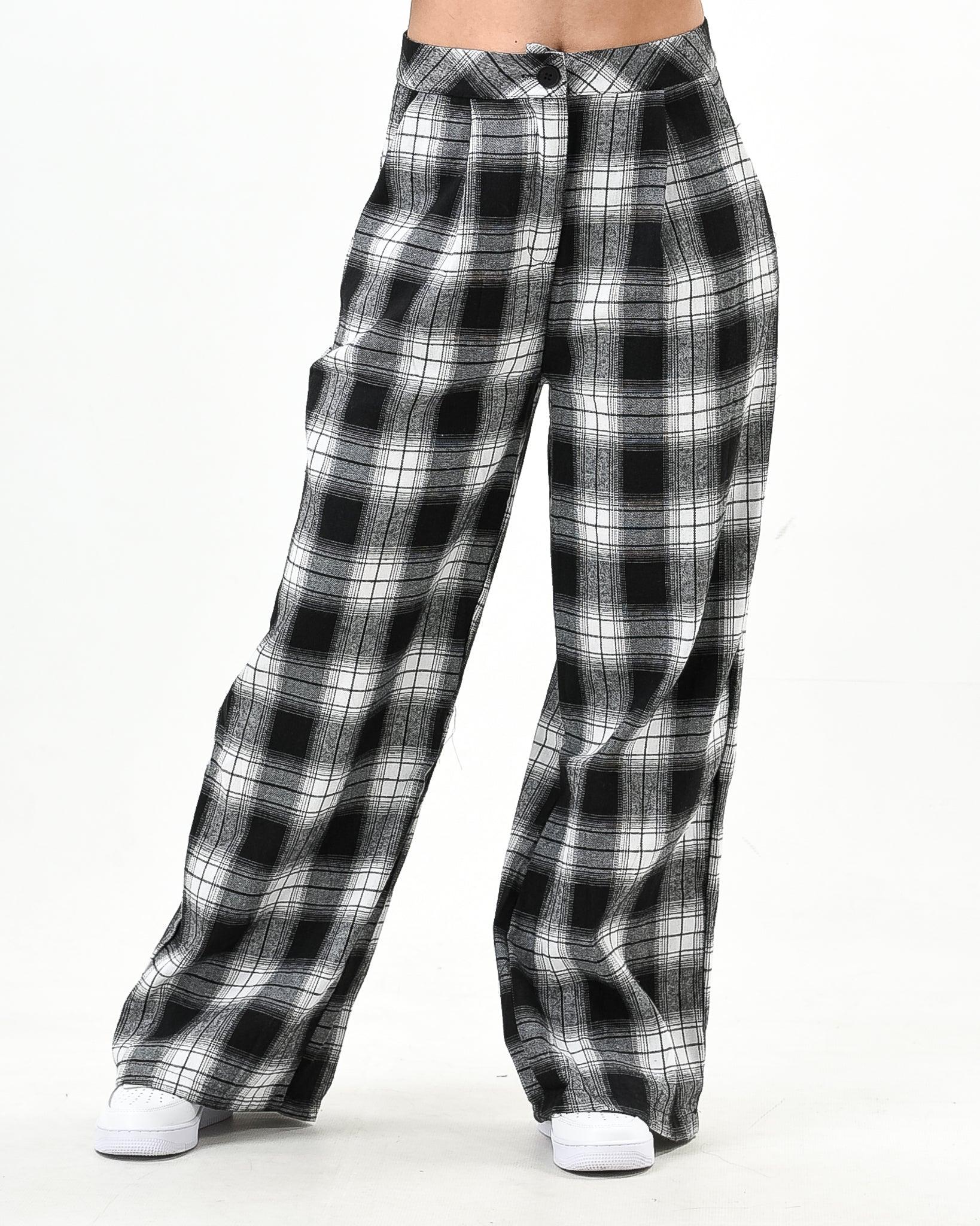 Baggy plaid pants with pockets