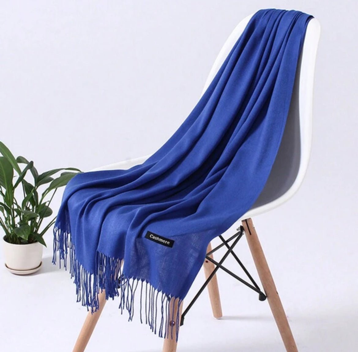 Classic Cashmere Scarf with Fringe – Soft & Elegant
