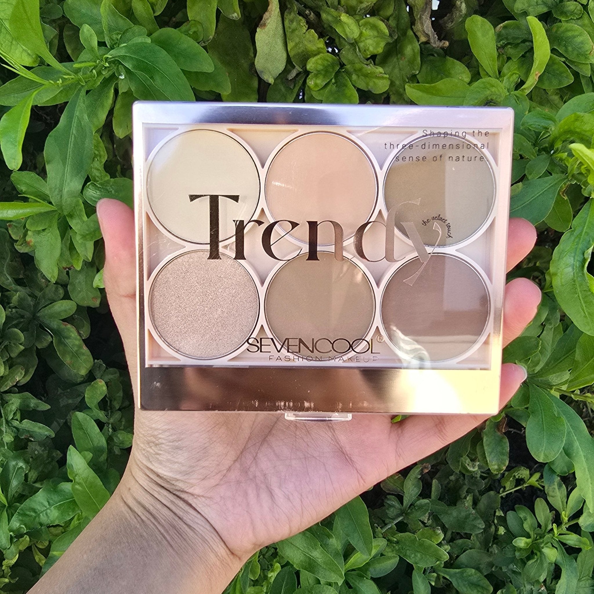 Trendy Eyeshadow & Highlighter Palette – Glow & Glam in One