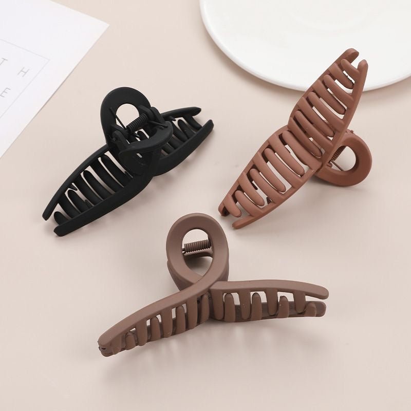 Matte Twist Hair Grip – Elegant and Functional Hair Clip