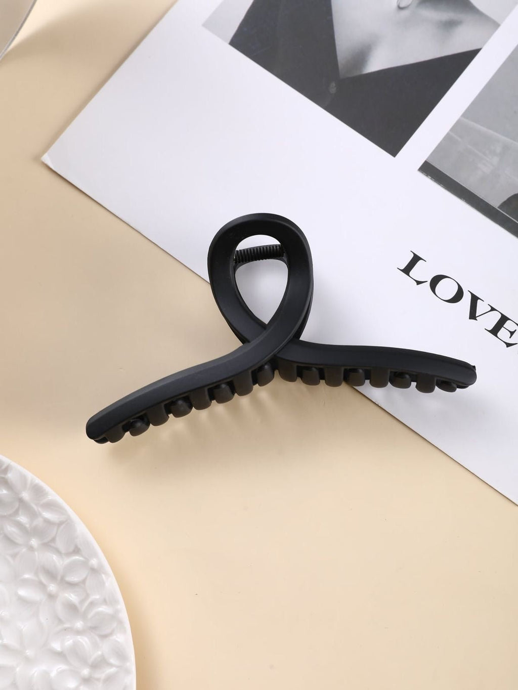 Matte Twist Hair Grip – Elegant and Functional Hair Clip
