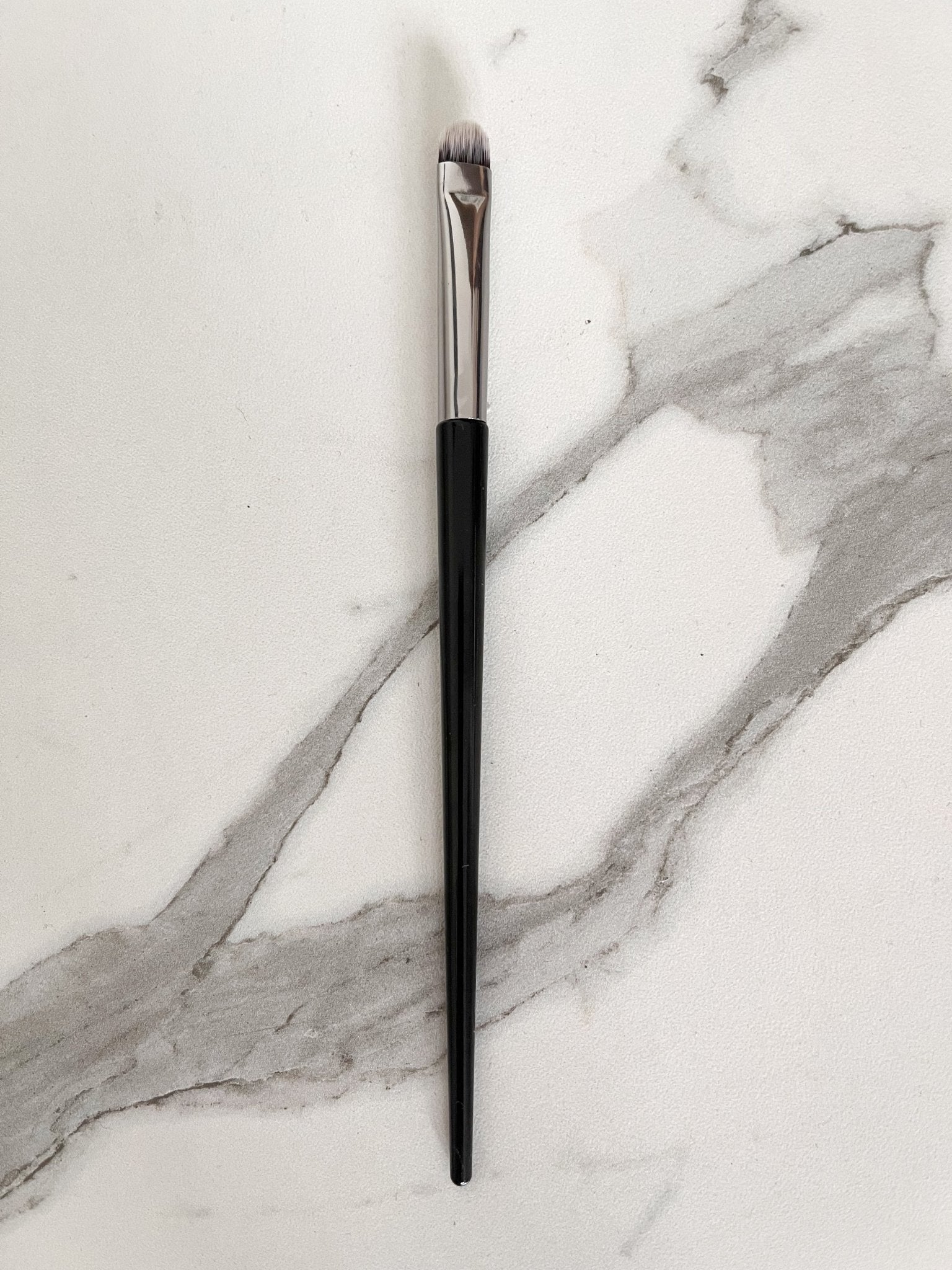 Precision Eye Shadow Brush - Perfect for Detailed Eye Makeup