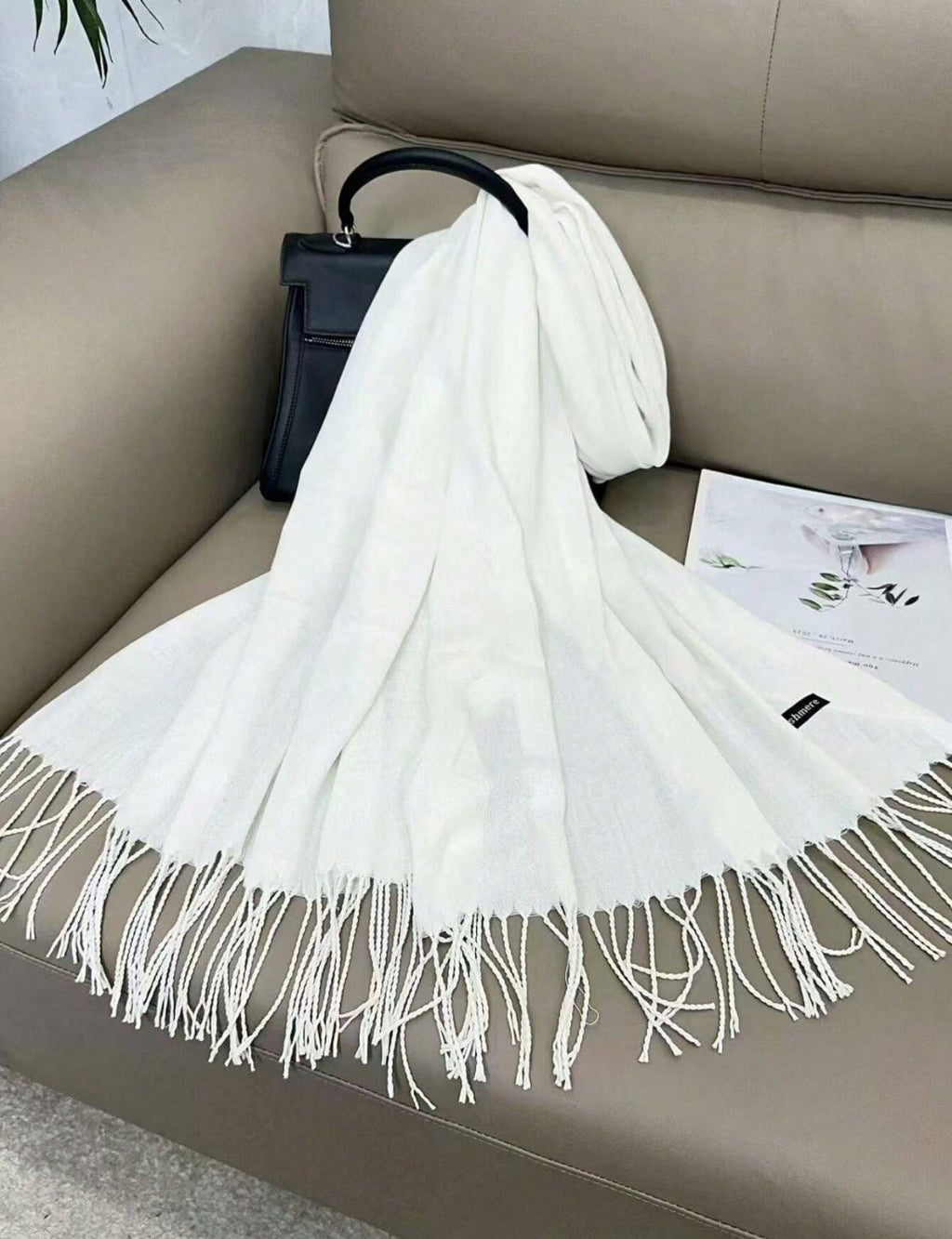 Classic Cashmere Scarf with Fringe – Soft & Elegant