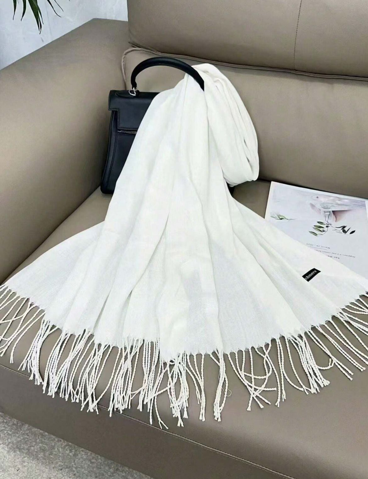 Classic Cashmere Scarf with Fringe – Soft & Elegant