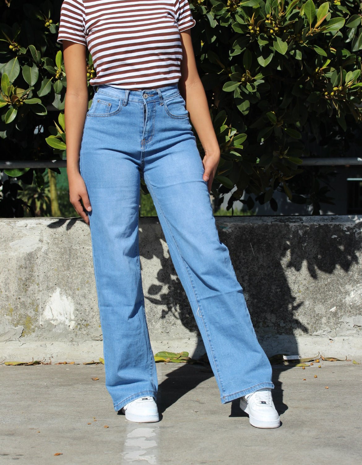 Light Wash Wide-Leg Jeans – DYQ 386
