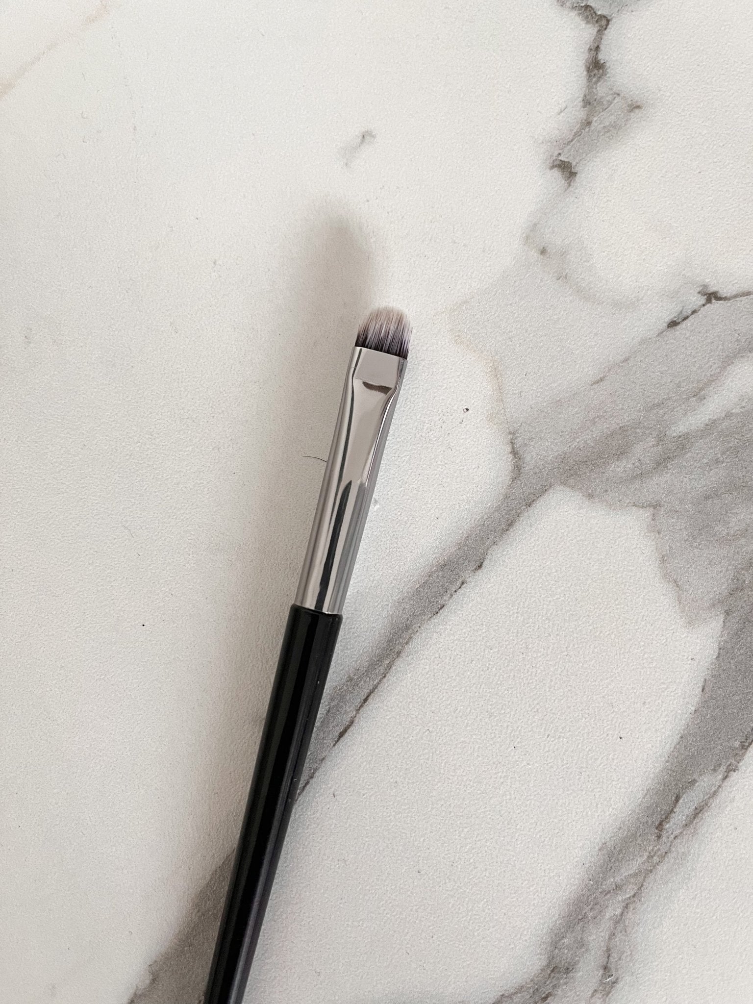 Precision Eye Shadow Brush - Perfect for Detailed Eye Makeup