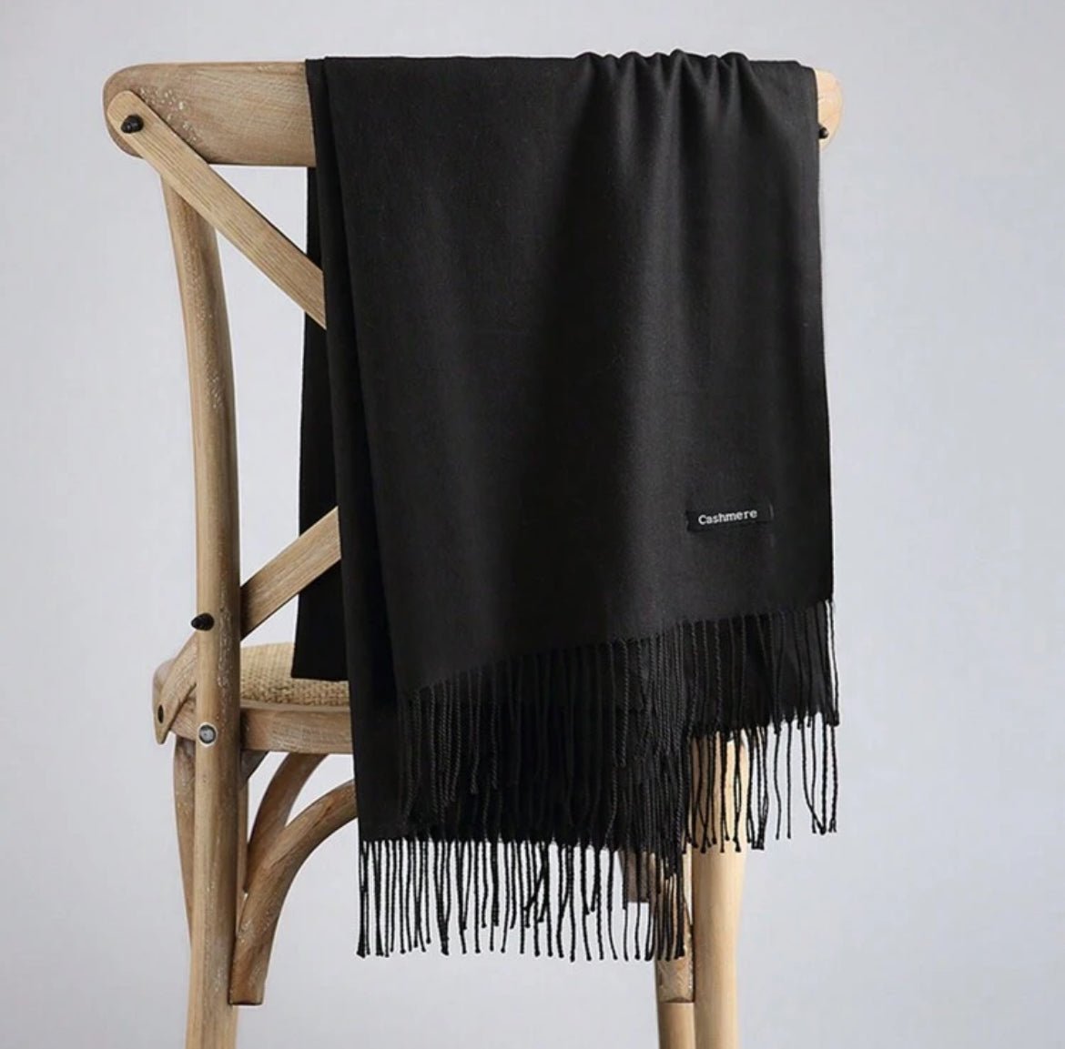 Classic Cashmere Scarf with Fringe – Soft & Elegant