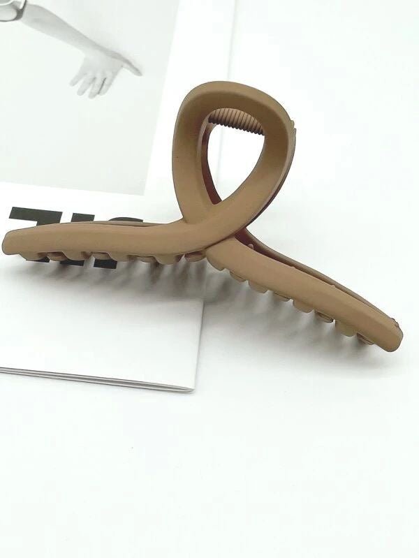 Matte Twist Hair Grip – Elegant and Functional Hair Clip