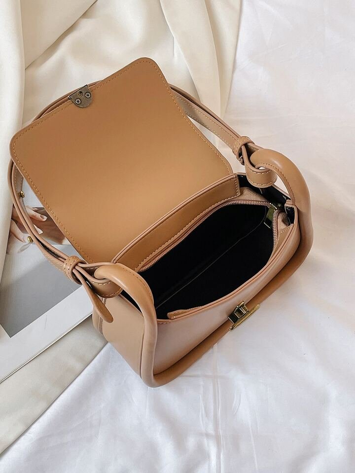 Soft-Curve Flap Shoulder Bag – Lightweight & Elegant Everyday Wear LYL070