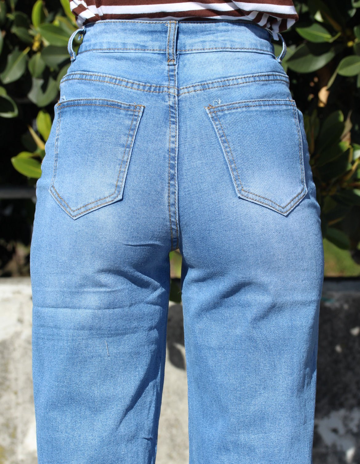 Light Wash Wide-Leg Jeans – DYQ 386