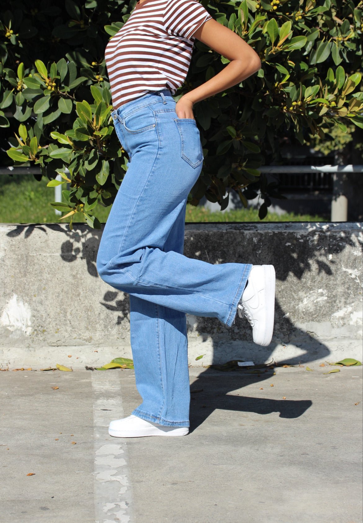 Light Wash Wide-Leg Jeans – DYQ 386
