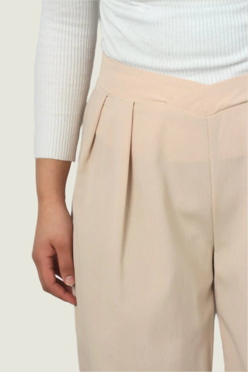 High-Waisted Pleated Wide-Leg Trousers – Neutral Tones