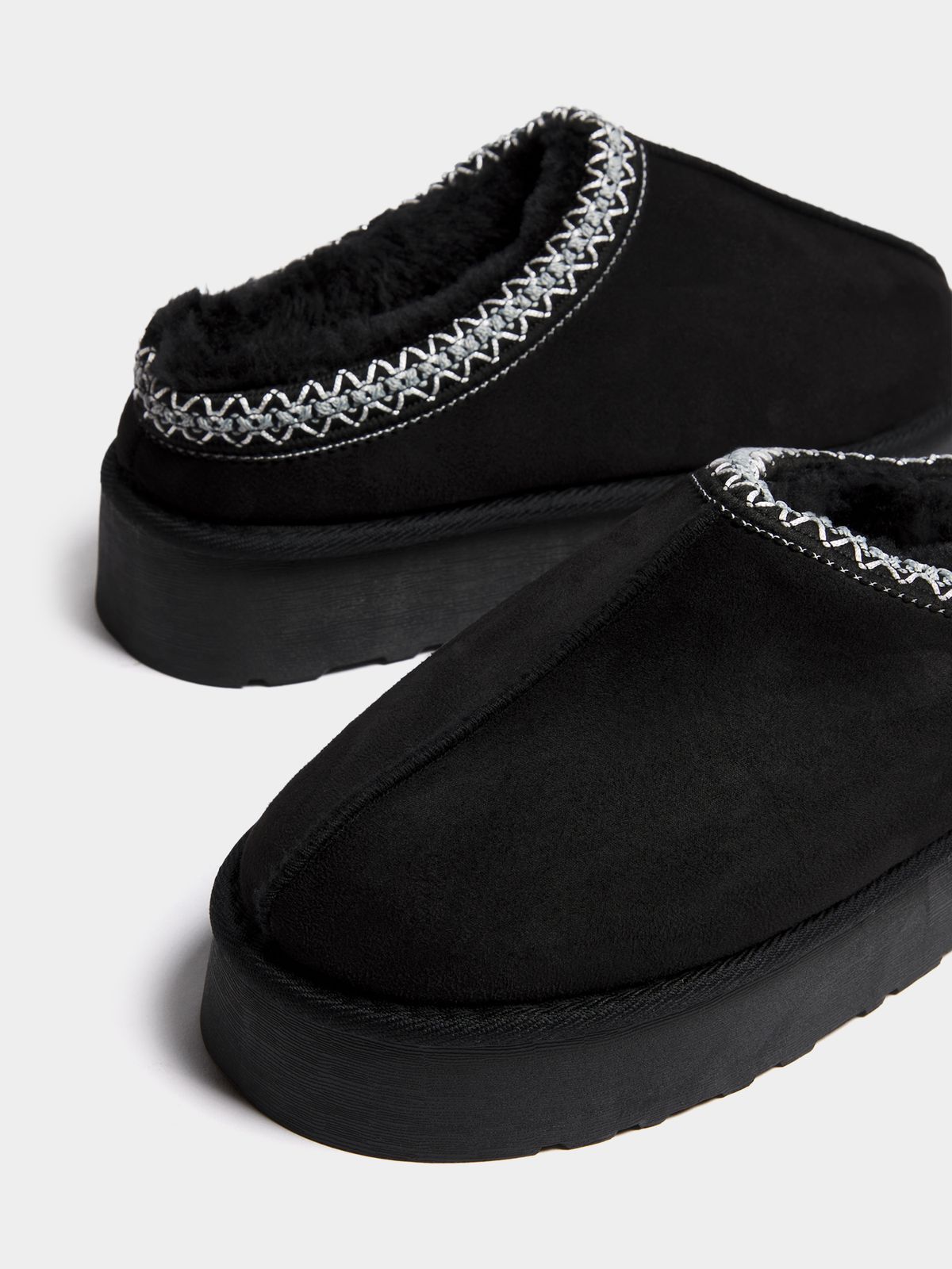 Comfy Couture Slip-On Slippers – Plush Style for Everyday Relaxation