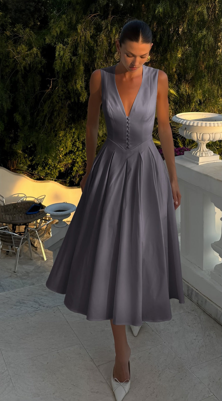 Elegant Sleeveless Pleated Midi Dress with V-Neck