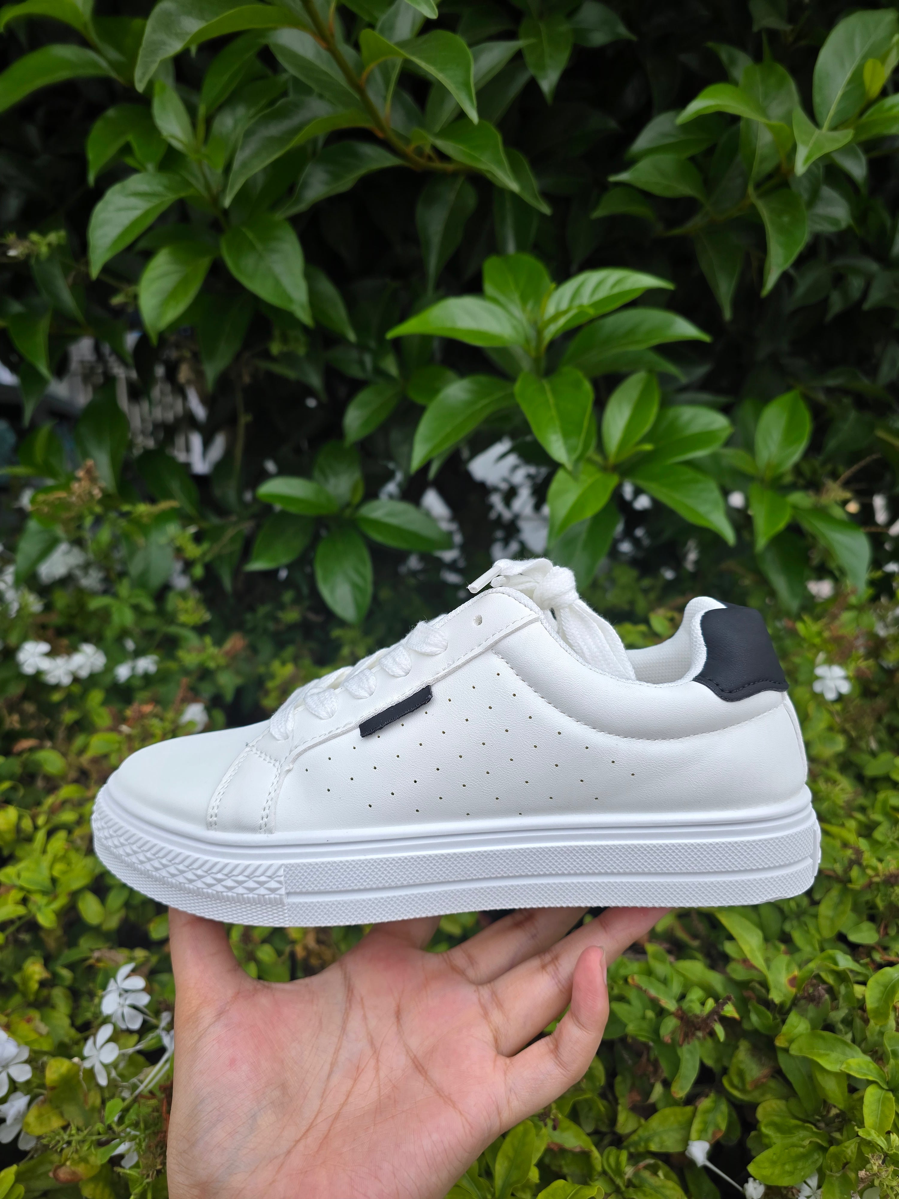 Women’s  Casual Sneakers – Classic Lace-Up Fashion Trainers
