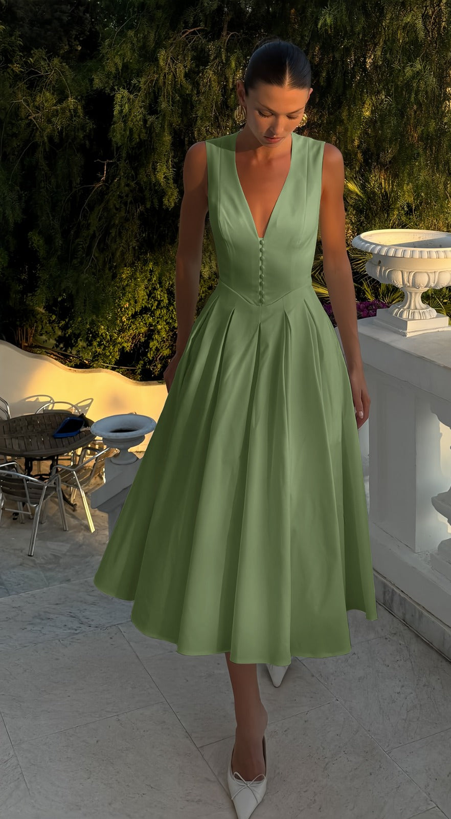 Elegant Sleeveless Pleated Midi Dress with V-Neck